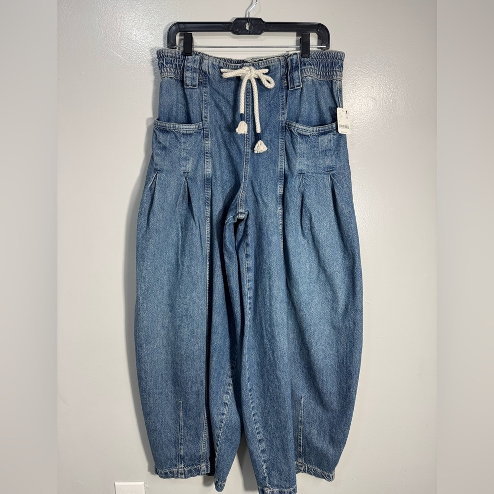 NWT Free people “We The Free” Margo Wide Barrel Leg Pull-On Jeans